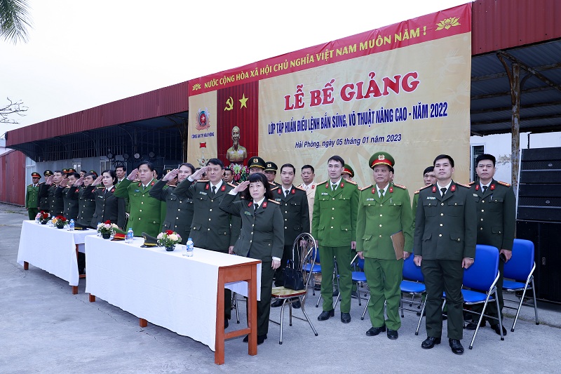 Bế giảng lớp tập huấn điều lệnh, bắn súng, võ thuật nâng cao năm 2022